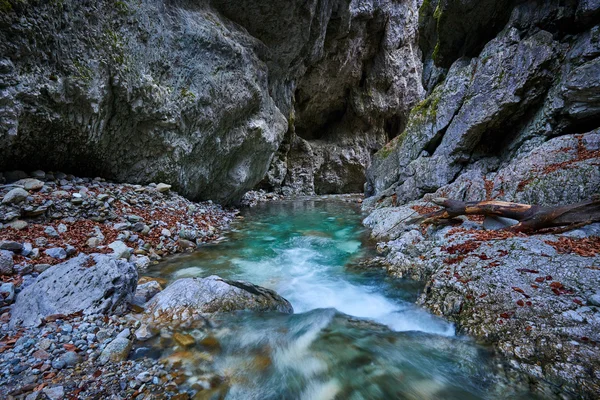 Rio que flui através do desfiladeiro da montanha — Fotografia de Stock