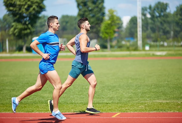 Sportlerfreunde laufen — Stockfoto