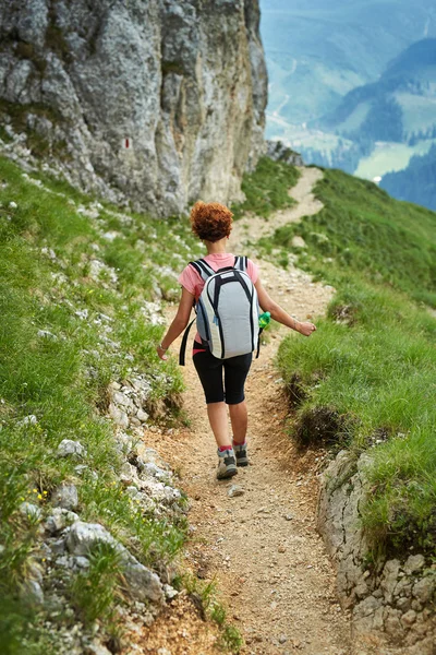 Mujer excursionista con mochila decending —  Fotos de Stock