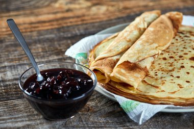 Krep koyu kiraz reçeli ile dolu