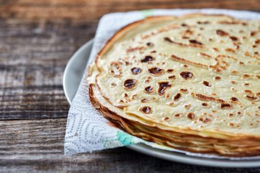 İnce ince krep yığını