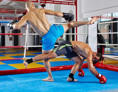 Kickbox savaşçıları içinde belgili tanımlık çalmak