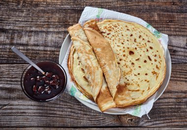 Krep koyu kiraz reçeli ile dolu