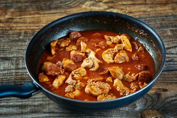 Viande de poulet dans la poêle — Photo