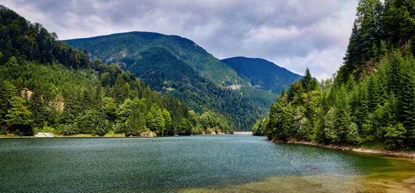 Jezero v horách v deštivý den — Stock fotografie