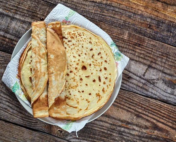 Panquecas bem em uma placa de madeira — Fotografia de Stock