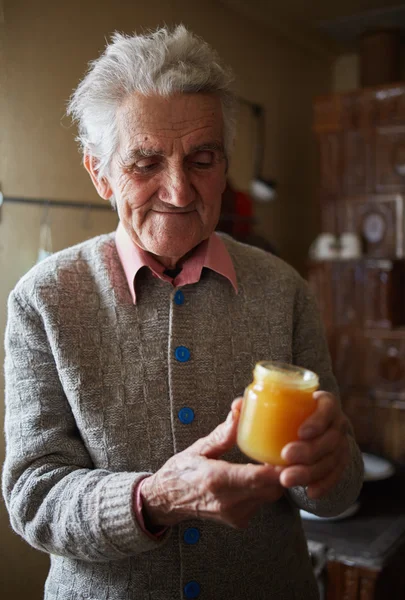 Man met een potje honing — Stockfoto