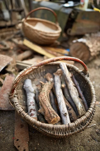 Keranjang dengan kayu bakar di pedesaan — Stok Foto