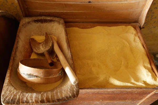 Duża skrzynka z mąki kukurydzianej — Zdjęcie stockowe