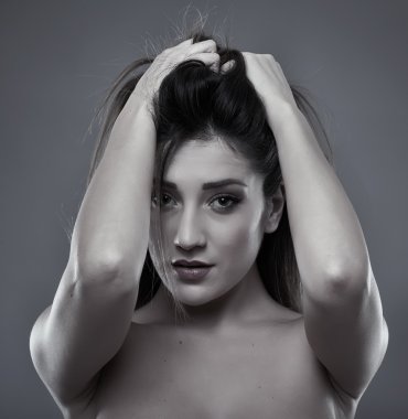 genç bir kadın kılığında