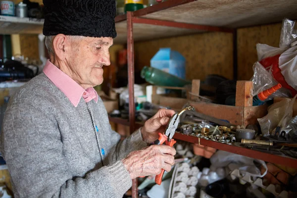 Uomo anziano con il suo strumento — Foto Stock