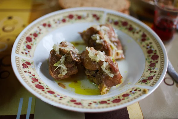 Vepřový steak na talíři — Stock fotografie