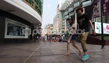 Kalabalık ziyaretçi ve Shanghai adlı yürüyüş seyahat etmek