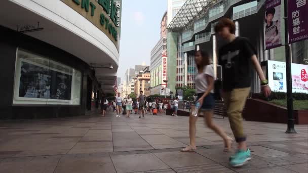 Crowded visitors and travelers walking at Shanghai — Stock Video