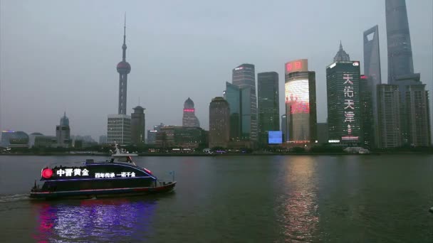 Mirando a través del río Huangpu en Shanghai — Vídeo de stock