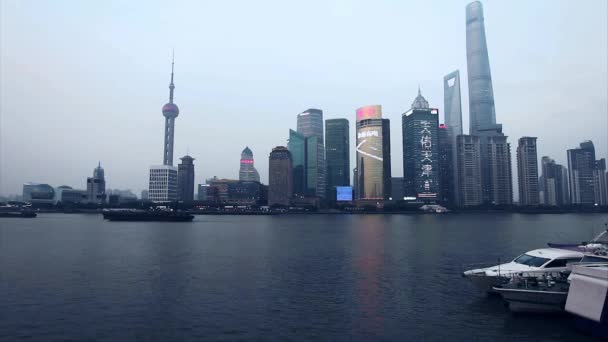 Mirando a través del río Huangpu en Shanghai — Vídeo de stock