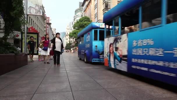 Overvolle bezoekers en reizigers wandelen in Shanghai — Stockvideo