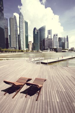 Marina Bay içinde gökdelenler görünümünü