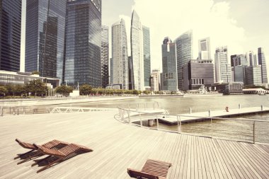 Marina Bay içinde gökdelenler görünümünü