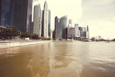 Marina Bay içinde gökdelenler görünümünü