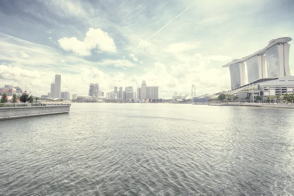 Visa av skyskrapor i Marina Bay — Stockfoto