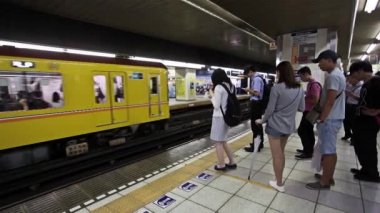 Tokyo Metro insanlarda