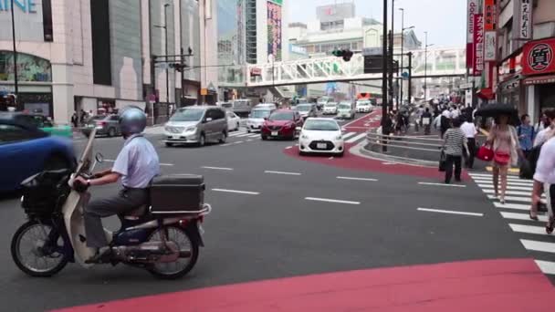 Menschen überqueren Straße in Tokio — Stockvideo