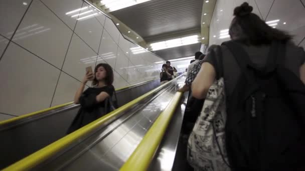 İnsanlar yürüyen merdiven metro üzerinde — Stok video