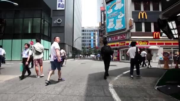 Pessoas andando na rua em Tóquio — Vídeo de Stock