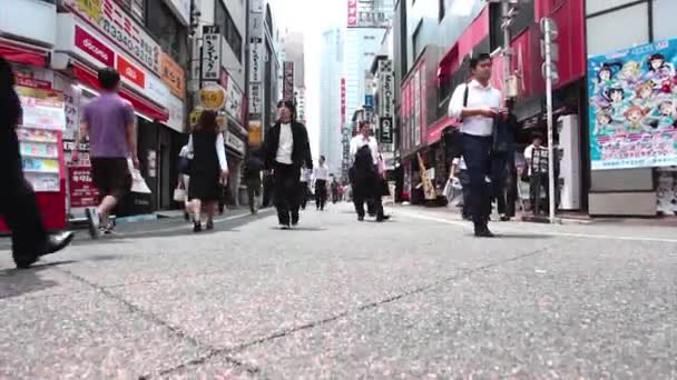 在东京的街道上行走的人 — 图库视频影像