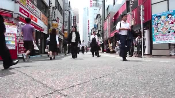 Människor som gick på gatan i Tokyo — Stockvideo