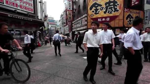 Människor som gick på gatan i Tokyo — Stockvideo