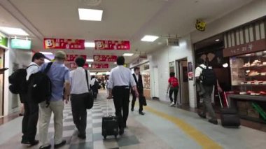 Shinjuku ilçe alışveriş caddesi üzerinde insanlar