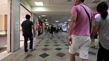 Shinjuku ilçe alışveriş caddesi üzerinde insanlar