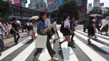 Insanlar Tokyo'da Shibuya kavşak çapraz 