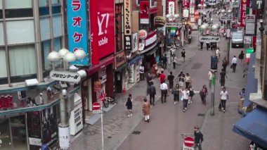 Insanlar Tokyo'da Shibuya kavşak çapraz 