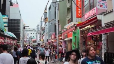 Insanlar Tokyo'da Shibuya kavşak çapraz 