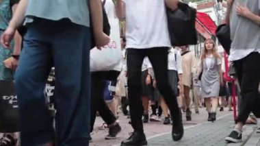 Insanlar Tokyo'da Shibuya kavşak çapraz  