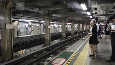 tokyo metro üzerinde kişi