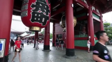 Tokyo Senso-ji Tapınağı'nda turistler ziyaret