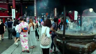Tokyo Senso-ji Tapınağı'nda turistler ziyaret 