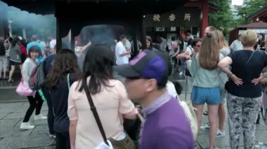 Tokyo Senso-ji Tapınağı'nda turistler ziyaret 
