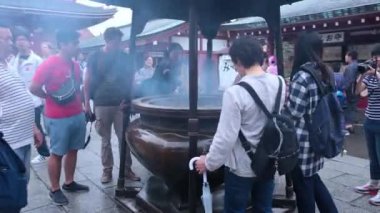 Tokyo Senso-ji Tapınağı'nda turistler ziyaret 