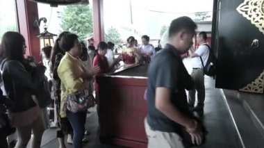 Turist ziyaret edin ve Tokyo Senso-ji Tapınağı'nda dua