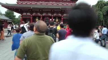 Turist ziyaret edin ve Tokyo Senso-ji Tapınağı'nda dua