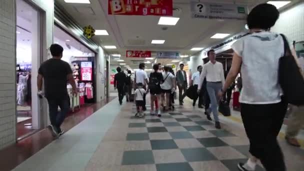 Gente en la calle comercial del distrito de Shinjuku — Vídeo de stock