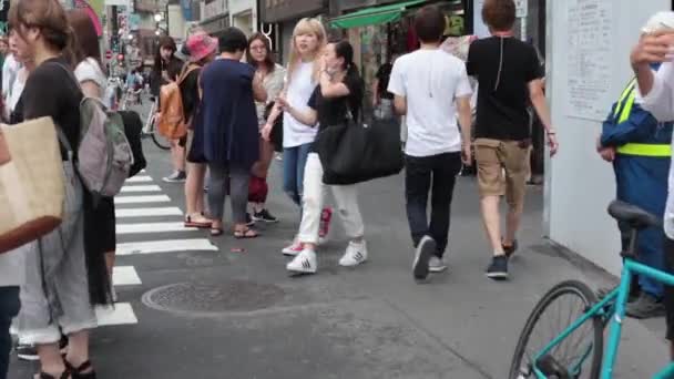 Mensen steken de Shibuya kruising in Tokio over — Stockvideo