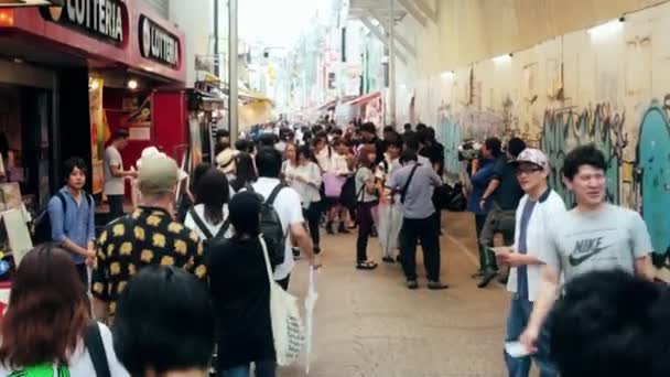 La gente cruza la intersección Shibuya en Tokio — Vídeos de Stock