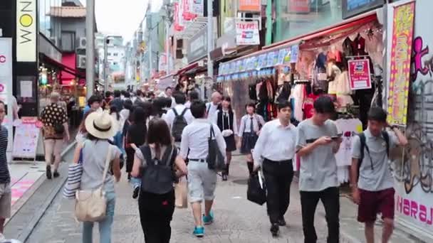 La gente cruza la intersección Shibuya en Tokio — Vídeos de Stock