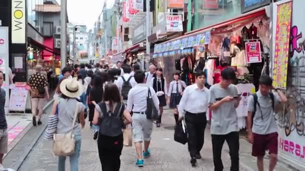 Les gens traversent l'intersection Shibuya à Tokyo — Video